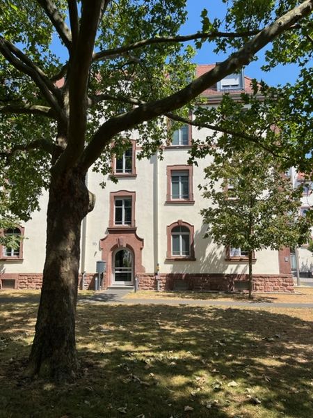 Modernisierte 2-Raum-Wohnung mit Balkon und Einbauküche in Hanau